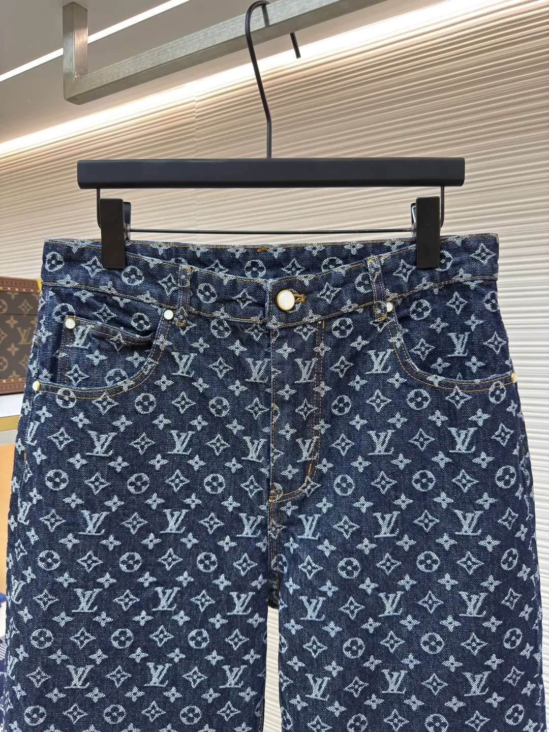 LOUIS VUITTON presbyopic all-over printed jeans ●Authentic product: Purchased and developed by 16639 ●Item number: 1680009-B35 ●Fabric: Denim denim fabric ●Technology: Jacquard production ●Version: Fitted version ●Weight: about 850 grams ●Size: 30-32-34-36 ●Description: The fabric is made of denim, full of Monogram jacquard pattern, and is decorated with hot-drilling technology to form the brand's classic pattern. The waist is made of old flocked leather tags, and the hardware is molded. The overall routing is straight and delicate. The fabric is comfortable and soft, and the color is consistent without color difference. It can be matched with the same style to create a fashionable look and control various occasions. Customized accessories, complete with three standards, same style for men and women.